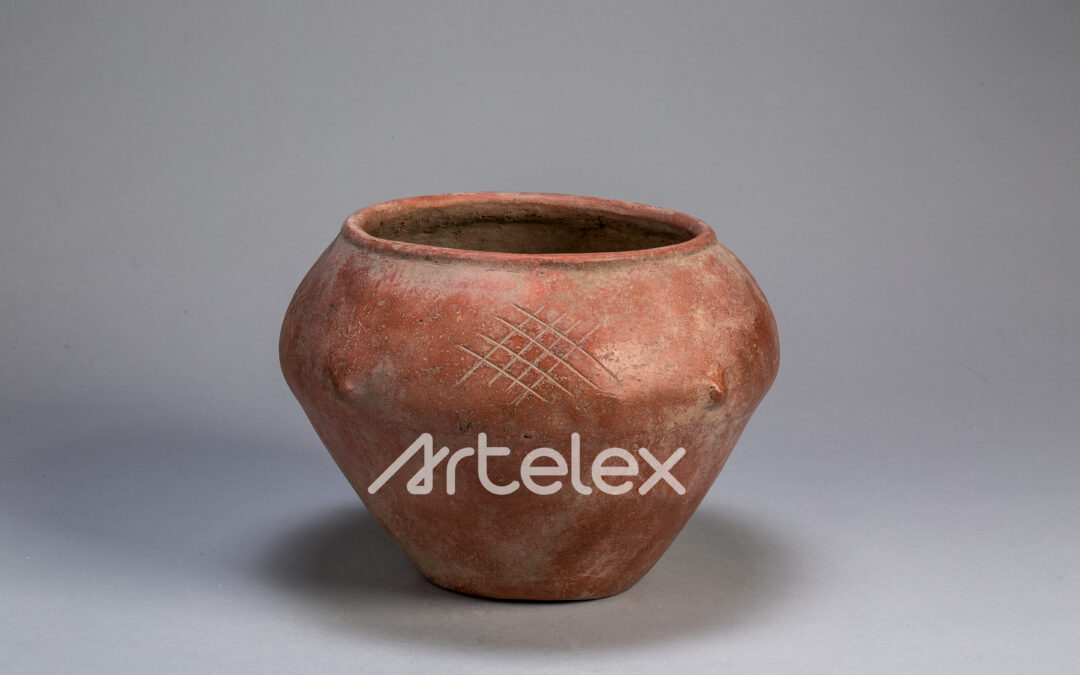 Pottery Engraved with Diagonal Grid Pattern